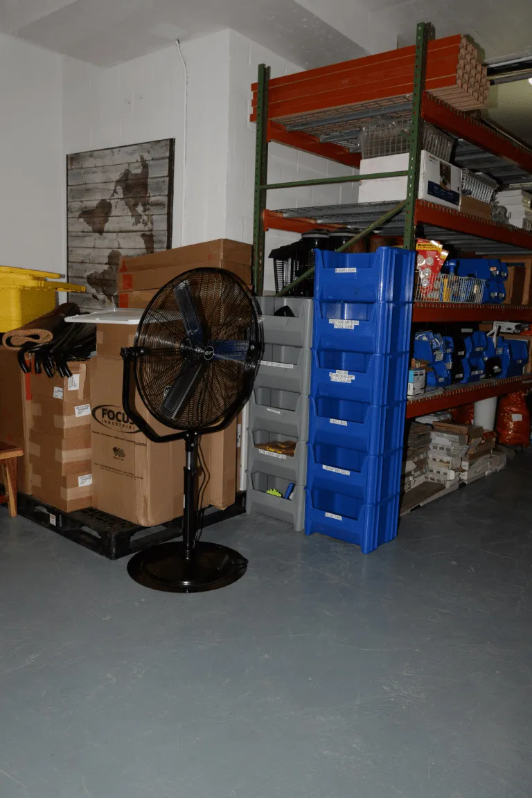 Bodega con cajas de cartón apiladas, referencia de almacenamiento mayorista