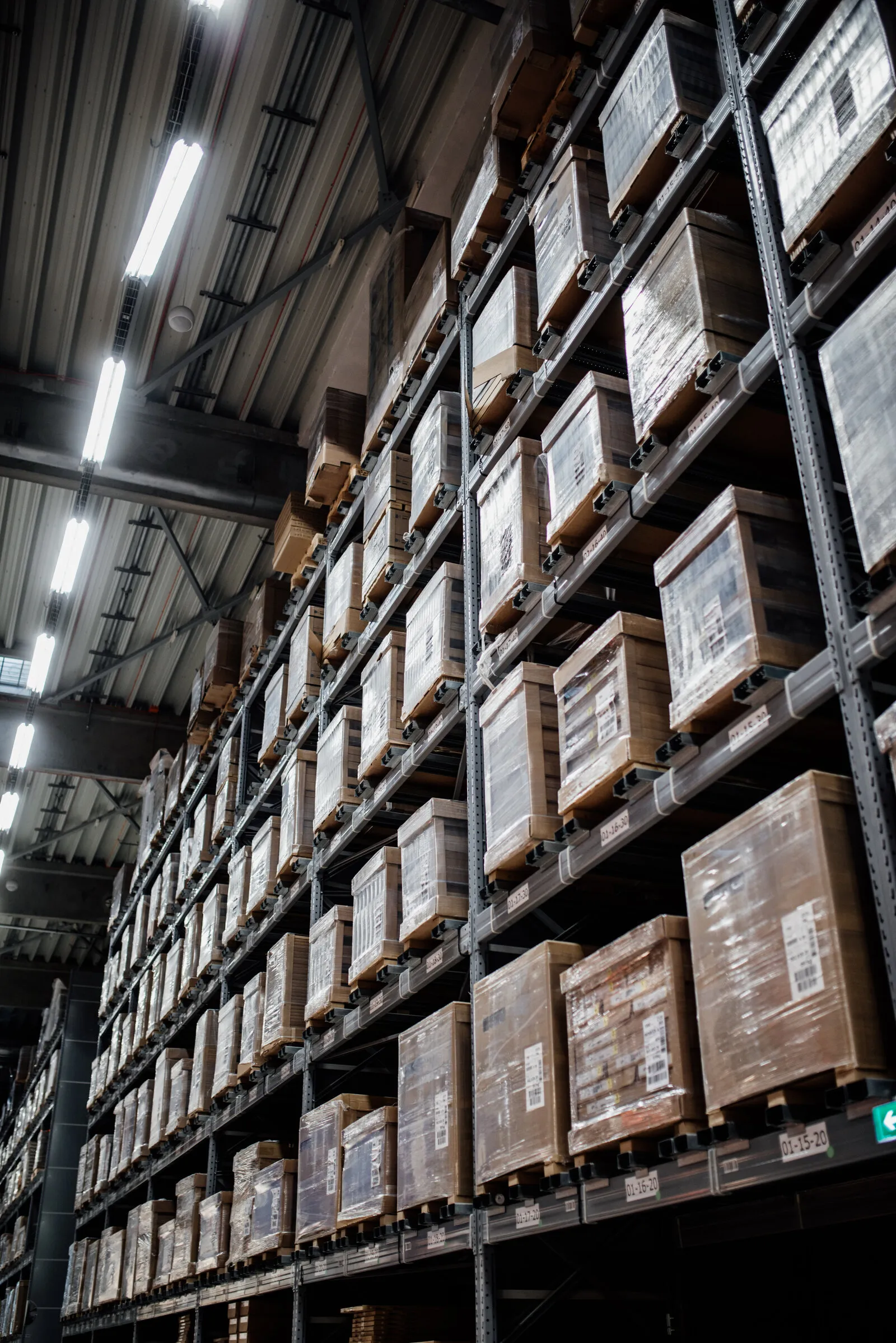 Estantería de pallets en almacén mayorista